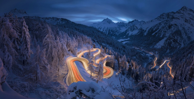 Đường đèo Maloja ở Thụy Sĩ sáng rực trong đêm đông là một trong những tác phẩm nổi bật trong mục ảnh phong cảnh tự nhiên. Đây là tác phẩm của nhiếp ảnh gia Italy Roberto Moiola chụp tại cung đèo Maloja - một cung đèo đẹp nhưng cũng đầy nguy hiểm vì nhiều khúc cua uốn lượn theo các sườn núi.