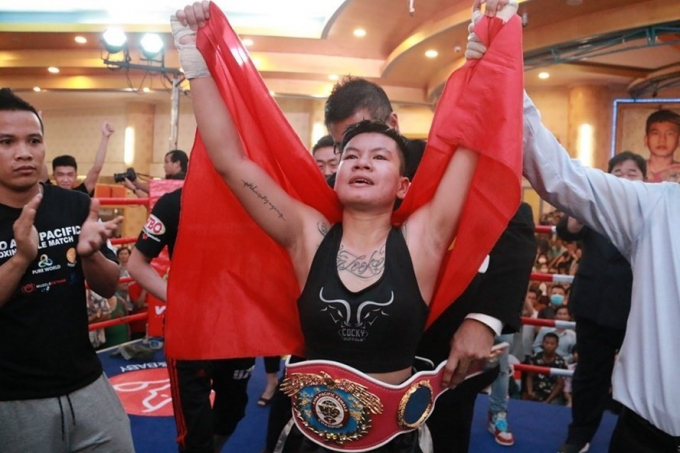 Chiều 23/10, nữ võ sĩ Nguyễn Thị Thu Nhi giành được đai vô địch WBO, trở thành võ sĩ Việt Nam đầu tiên vô địch giải quyền anh chuyên nghiệp thế giới.