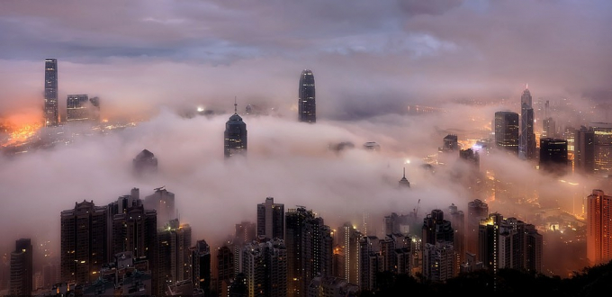 Những cao ốc Hong Kong mờ ảo trong màn mây trắng dày trước bình minh