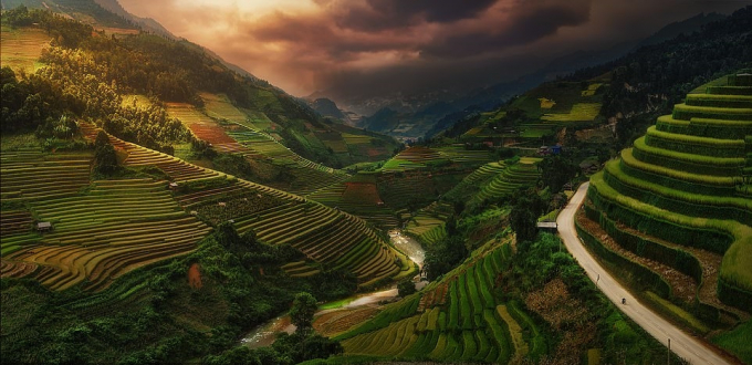 Những thửa ruộng bậc thang trải dài theo các sườn núi trùng điệp ở miền bắc Việt Nam hiện lên trong ảnh của nhiếp ảnh gia Tây Ban Nha Felipe Souto.