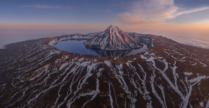 Quần đảo núi lửa Kuril qua lăng kính NAG Sergey Alesshchenko.  Kuril, một quần đảo núi lửa lớn nằm ở miền viễn đông Nga, quần đảo trải dài 1.300km từ miền bắc Hokkaido, Nhật Bản đến Kamchatka (Nga).