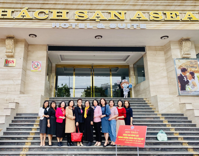   Lãnh đạo Hội Nữ trí thức Việt Nam, các Báo cáo viên chụp ảnh cùng Ban Thường vụ, Ban Chấp hành Hội LHPN tỉnh Hải Dương  