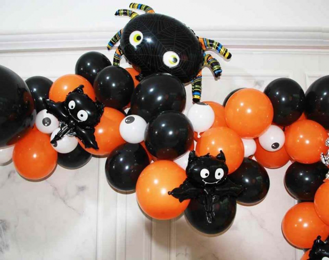 Bóng bay với các gam màu đen, cam và hình thù kỳ dị cũng là nguyên liệu lý tưởng để trang trí trong ngày lễ Halloween
