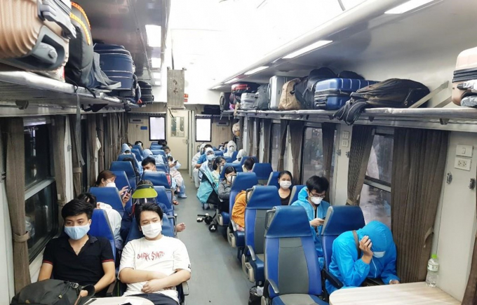 Từ 31-10, hành khách đi tàu hỏa chỉ cần khai báo y tế điện tử trên PC-COVID. Ảnh: Vietnamplus.vn