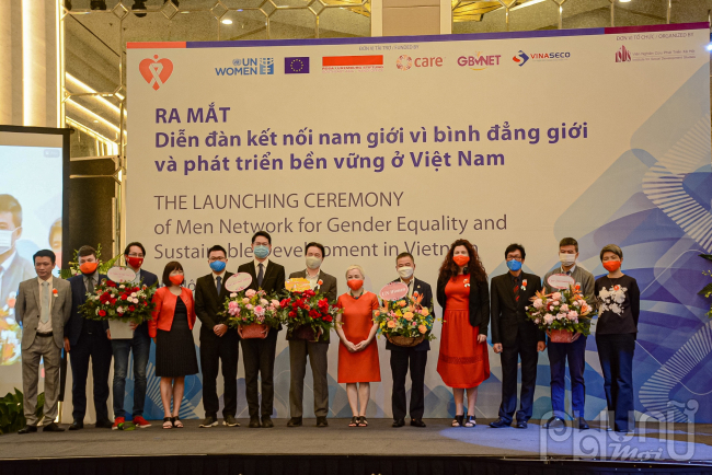 Ra mắt Ban điều hành Diễn đàn kết nối nam giới vì bình đẳng giới và phát triển bền vững (VNMenNet). Ảnh: Hoàng Toàn