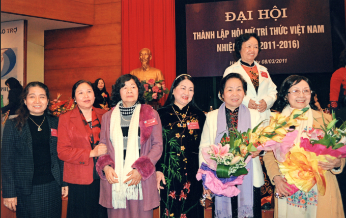 GS.TSKH Phạm Thị Trân Châu (ngoài cùng bên phải) tại Đại hội thành lập Hội nữ trí thức Việt Nam.