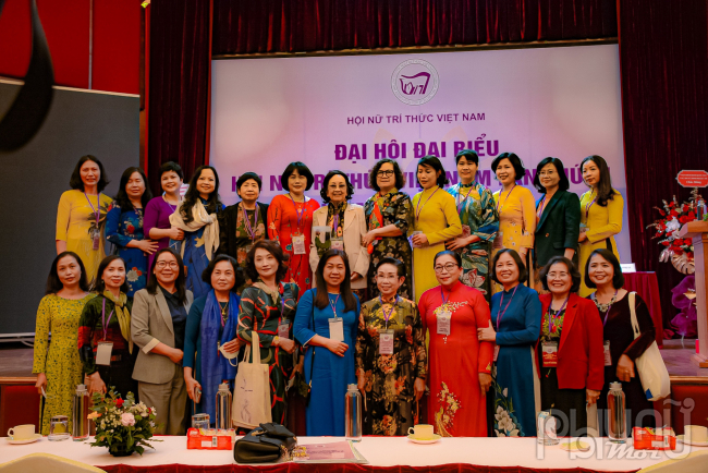 Các đại biểu tham dự Đại hội trực tiếp tại Hà Nội chụp ảnh lưu niệm. Ảnh: Hoàng Toàn