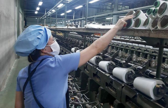 Công nhân nhà máy Dệt may Thành Công làm việc trong thời gian thực hiện 