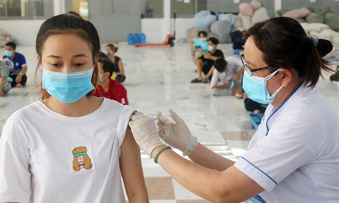Hà Nội sẽ tiếp tục tiêm vắc xin cho trẻ theo lộ trình. Ảnh minh hoạ