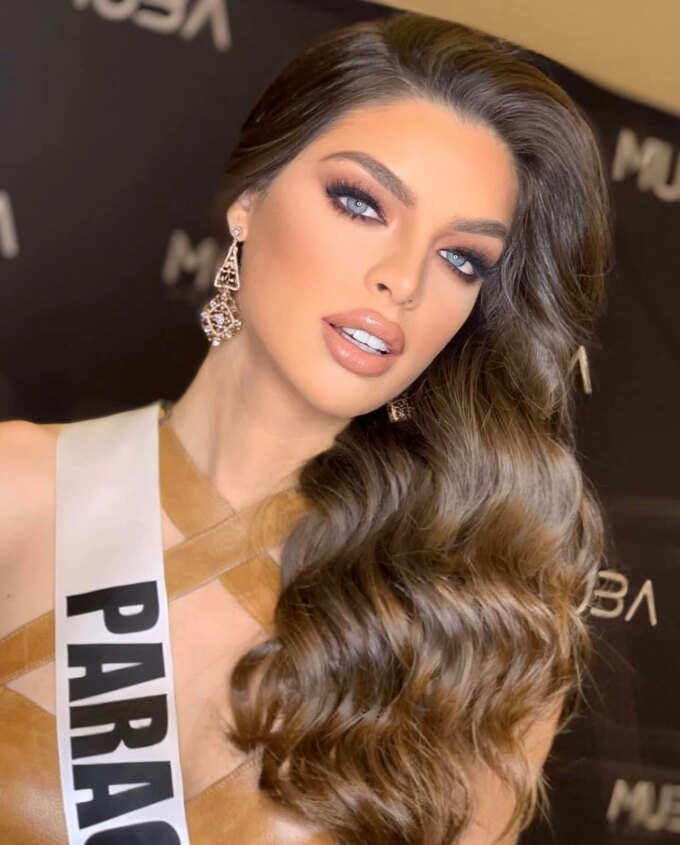 Hoa hậu Paraguay, Nadia Ferreira, đang được chuyên trang sắc đẹp Misossology dự đoán là ứng viên sáng giá nhất cho ngôi vị Miss Universe 2021. Người đẹp 22 tuổi thu hút với đôi mắt xanh ngọc. 