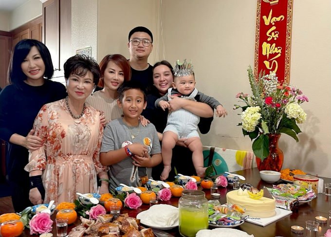 Gia đình Wendy Phạm trong tiệc thôi nôi của bé Nicholai.
