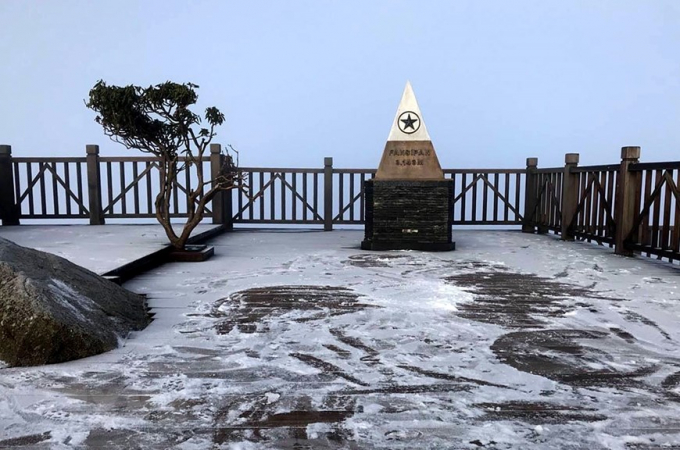 Sương muối phủ trắng trên đỉnh Fansipan. Ảnh: TTXVN