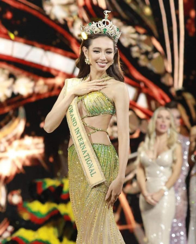 Thùy Tiên sải bước tự tin trên sâu khấu trong vai trò tân Hoa hậu Hòa bình Thế giới.