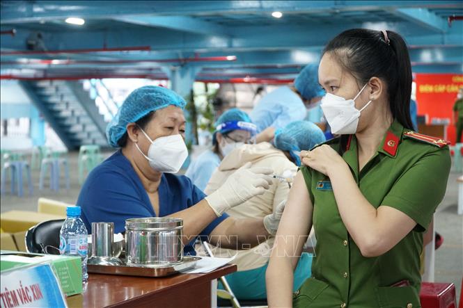TP Hồ Chí Minh triển khai tiêm vaccine phòng COVID-19 mũi 3 cho lực lượng tuyến đầu. Ảnh: Thu Hương/TTXVN