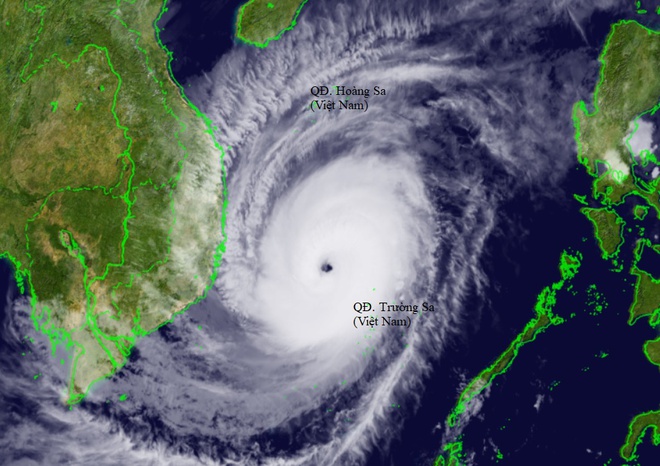 Hình ảnh vệ tinh ghi lại thời điểm bão mạnh cấp 14-15, mắt bão mở to, cấu trúc mây đối xứng khi quét qua vùng biển phía bắc quần đảo Trường Sa khuya 18/12. Ảnh: NICT.