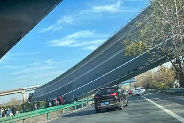 Tai nạn xảy ra tại một phần của cầu dẫn nối đường cao tốc Thượng Hải - Trùng Khánh và đường cao tốc Đại Khánh - Quảng Châu, Trung Quốc. Ảnh: Weibo