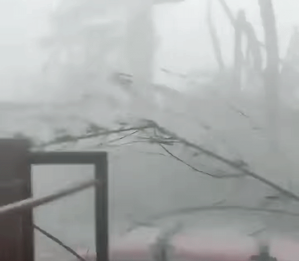 Hình ảnh được cắt từ clip của cán bộ tại trạm quan trắc trên đảo Song Tử Tây ở thời điểm bão quét qua với sức gió mạnh cấp 10, giật cấp 13 chiều 18/12.