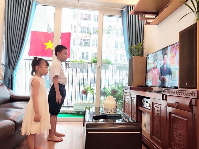 Bé Phạm Quang Nhật (Trường tiểu học Lý Nam Đế, Hà Nội) và em gái theo dõi Lê khai giảng năm học 2021 - 2022 qua truyền hình. 