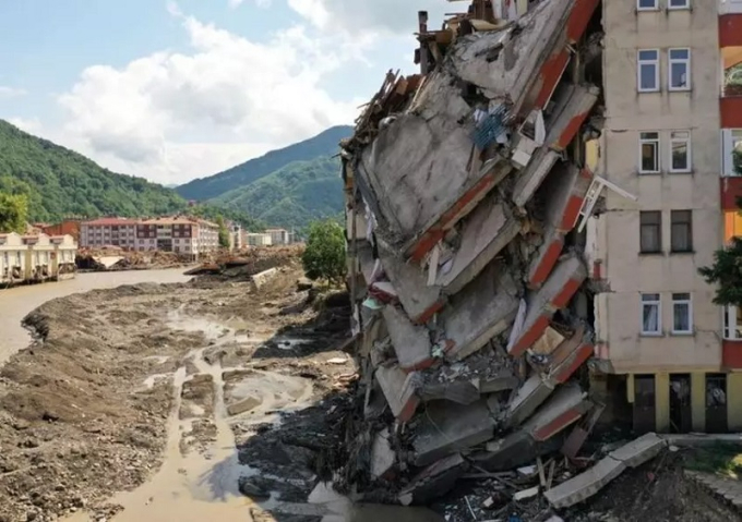 Những trận mưa lớn gây ra lũ quét vào tháng 7 và tháng 8 đã khiến nhiều ngôi nhà tại Thổ Nhĩ Kỳ sụp đổ và khiến ít nhất 70 người thiệt mạng. Hầu hết các trường hợp tử vong xảy ra ở tỉnh Kastamonu bên bờ Biển Đen. Ở những nơi khác, một số tòa nhà chung cư ở thị trấn Bozkurt bị sập khi sông Ezine vỡ bờ. Ảnh: Reuters