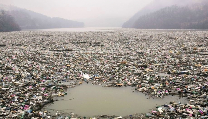Rác trên hồ ở Serbia, năm 2021. Bức ảnh về một dòng sông băng đầy rác thải làm tắc nghẽn dòng sông Lim gần thành phố Priboj ở Tây Balkans, thật đáng kinh ngạc. Đây chính là hậu quả của các biện pháp quản lý chất thải tồi, sự gia tăng của tình trạng đổ rác bất bừa bãi và lũ lụt trong khu vực - những điều đã khiến rác dồn về một điểm. Ảnh: BBC