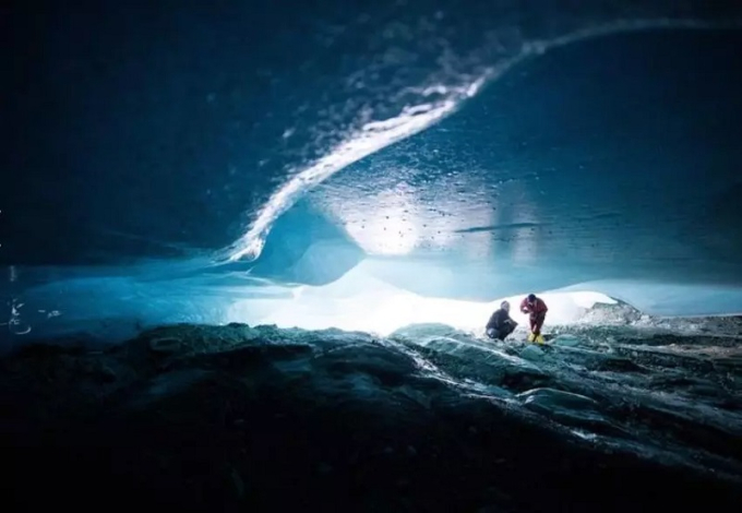 Tháng 7/2021, một nghiên cứu được công bố trên tạp chí Nature cho biết tốc độ tan chảy của các sông băng trên thế giới đã tăng gấp đôi trong 20 năm qua. Một trong những tác động của quá trình “bốc hơi” nhanh chóng này là sự hình thành các hang động băng khổng lồ. Trong ảnh là một hang động băng như thế, nằm dưới sông băng Jamtalferner gần Galtuer, Áo. Ảnh: Reuters