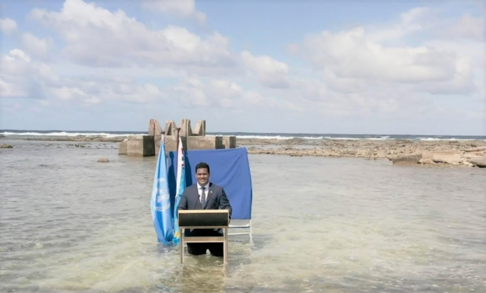 Tháng 11/2021, phát biểu tại hội nghị về khí hậu của Liên Hợp Quốc tại Glasgow (UK), Ngoại trưởng Tuvalu đã đứng ngập sâu trong nước biển để chứng minh mực nước biển dâng cao và cuộc khủng hoảng khí hậu đang gia tăng đe dọa quốc đảo Thái Bình Dương này như thế nào. 