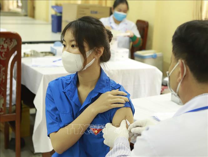 Học sinh huyện Tam Đảo, tỉnh Vĩnh Phúc tiêm vaccine phòng COVID-19 mũi 2. Ảnh: TTXVN