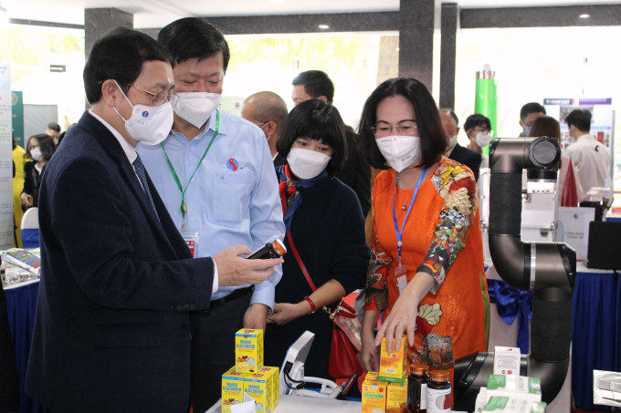 Bộ trưởng Huỳnh Thành Đạt tham tham quan một số gian trưng bày giới thiệu sản phẩm của doanh nghiệp khởi nghiệp đổi mới sáng tạo
