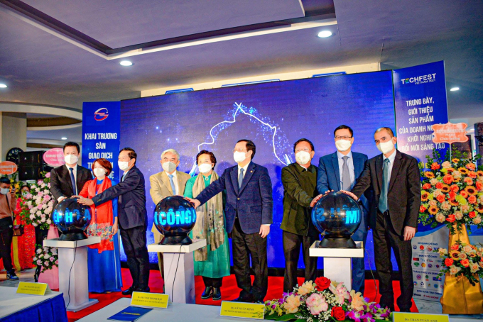 Bộ trưởng Huỳnh Thành Đạt cùng các lãnh đạo, đại biểu nhấn nút khởi động Sàn giao dịch và sự kiện trưng bày giới thiệu sản phẩm của doanh nghiệp khởi nghiệp đổi mới sáng tạo