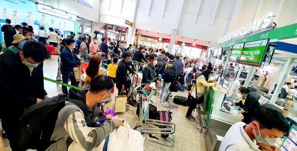 Hành khách đi lại ở sân bay bắt đầu đông đúc vào những ngày cận Tết. Ảnh:tuoitre.vn