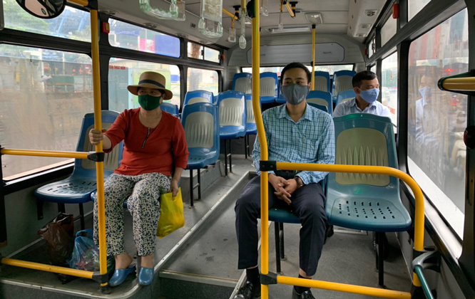 Bộ giao thông vận tải quyết định bỏ quy định giãn cách ghế trên xe, tàu khách. Ảnh minh họa: moitruong.net.vn