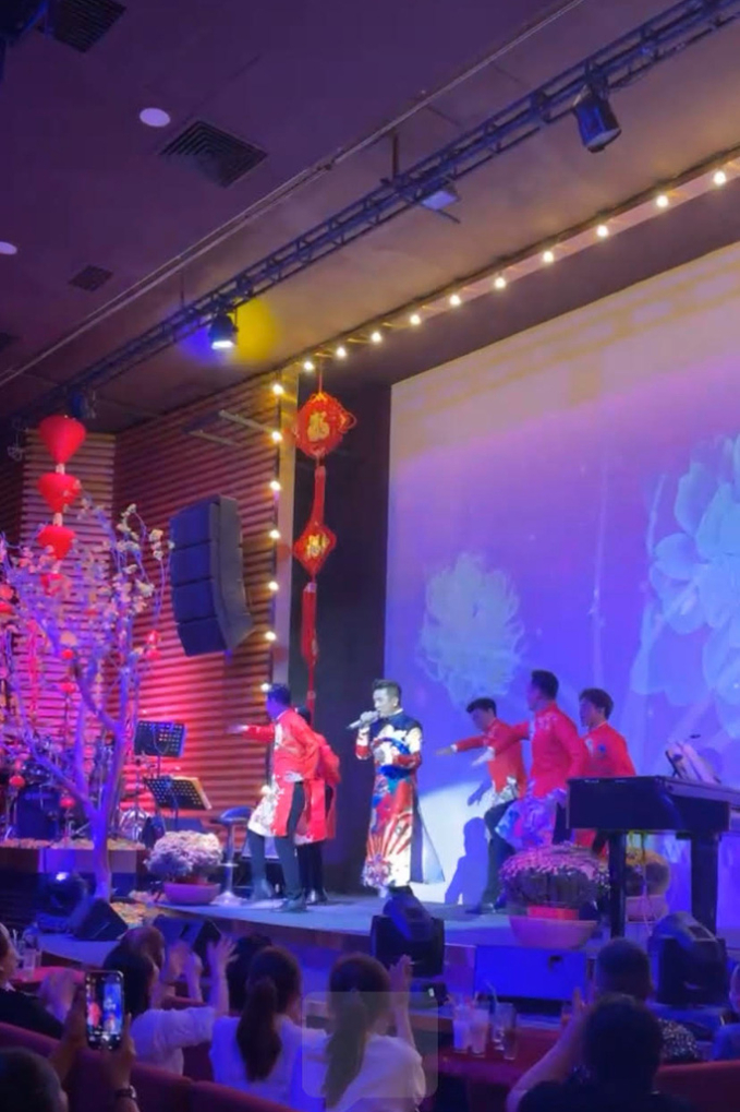 Đêm diễn đầu năm mới (mùng 1 Tết) của ca sĩ Đàm Vĩnh Hưng diễn ra tối 1/2, tại phòng trà Đồng Dao (TP.HCM).