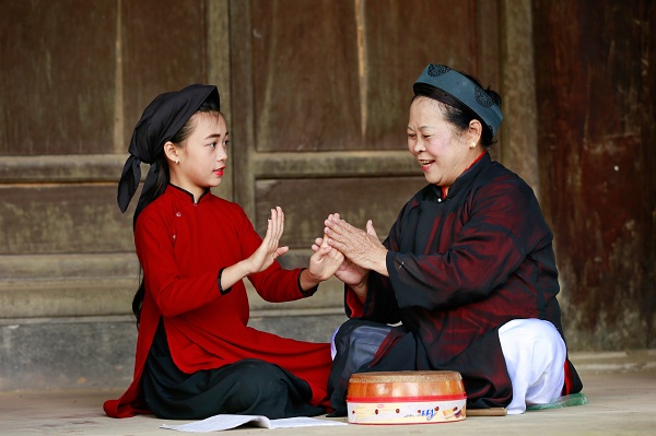 Nghệ nhân Nguyễn Thị Lịch dạy hát Xoan cho các thế hệ trẻ.