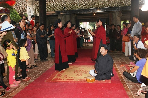 Nghệ nhân nhân dân Nguyễn Thị Lịch trình diễn hát xoan tại đền Hùng Lô