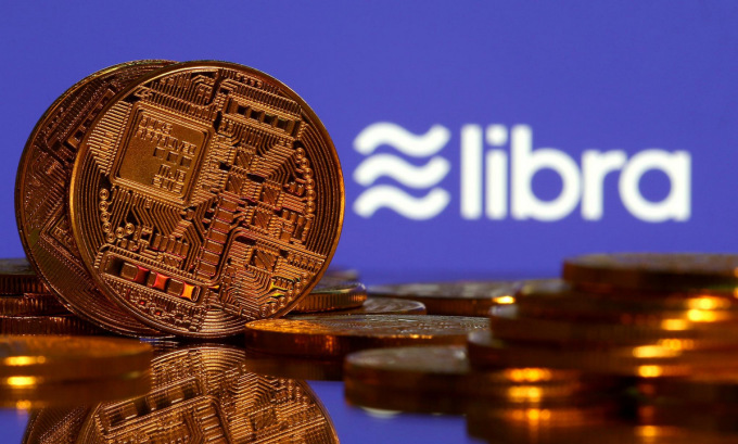 Ảnh minh họa đồng tiền kỹ thuật số và logo của Libra. Ảnh: Reuters