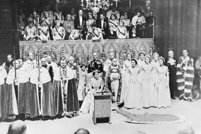 Ngày 6/2/1952, Nữ hoàng Anh Elizabeth II trở thành người kế vị sau khi vua cha George VI qua đời. Một năm sau tang lễ của vua George VI, Nữ hoàng Elizabeth II tổ chức lễ đăng quang tại Tu viện Westminster, London, Anh, ở tuổi 27.