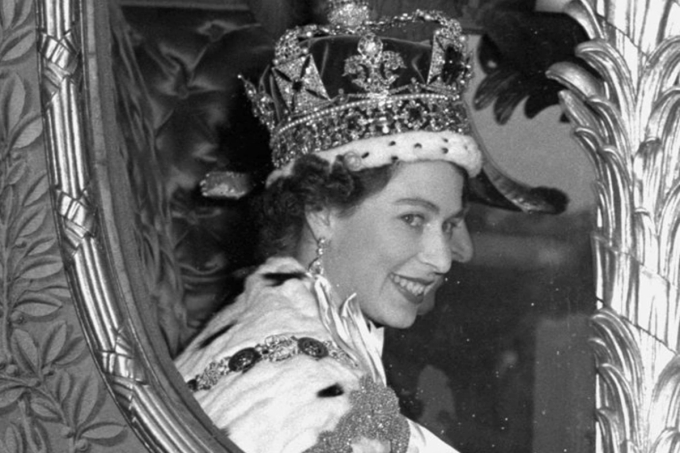 Nữ hoàng Elizabeth II đội vương miện mỉm cười sau lễ đăng quang năm 1953. Sự kiện này được truyền hình trực tiếp, thu hút hàng chục triệu người Anh theo dõi. Khoảng 3 triệu người đã xếp hàng dài trên các tuyến đường chờ đoàn diễu hành của Nữ hoàng Anh đi qua.