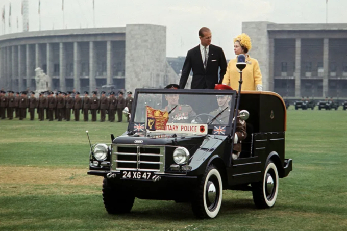 Trong ảnh là Nữ hoàng Elizabeth II cùng Hoàng thân Philip tại Berlin ngày 27/5/1965.