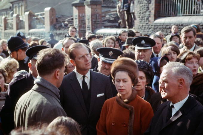 Tháng 10/1966, Nữ hoàng Anh cùng chồng tới thăm Aberfa, miền nam xứ Wales, sau thảm họa sạt lở khiến 116 trẻ nhỏ và 28 người lớn thiệt mạng. Nữ hoàng đã hoãn chuyến thăm tới Aberfa một tuần vì lo ngại sự hiện diện của bản thân sẽ cản trở nỗ lực tìm kiếm, giải cứu nạn nhân khi đó.
