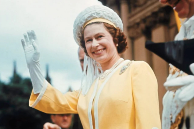 Trong chuyến công du tới Australia và New Zealand năm 1970, Nữ hoàng Anh đã phá vỡ truyền thống hoàng gia hàng thế kỷ khi quyết định đi dạo giữa đám đông người dân thay vì vẫy tay chào mọi người từ khoảng cách xa. Cách chào hỏi gần gũi này của Nữ hoàng sau đó đã trở thành thông lệ cho các thành viên hoàng gia Anh khi dự sự kiện trong và ngoài nước.