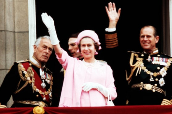 Nữ hoàng Anh Elizabeth II và chồng Philip vẫy tay chào từ Cung điện Buckingham trong lễ kỷ niệm bạc, đánh dấu 25 năm ngày bà lên ngôi vào năm 1977. Nữ hoàng mặc trang phục hồng rực rỡ, nhắc lại cam kết dành cả cuộc đời để phụng sự người dân.