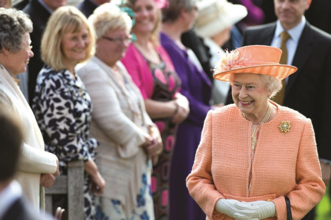Nữ hoàng Elizabeth II gặp gỡ khách mời trong buổi tiệc kỷ niệm 60 năm trị vì tại dinh thự Sandringham, Norfolk, hồi tháng 6/2012. Tương tự đại lễ vàng, đại lễ kim cương đánh dấu 60 năm nắm quyền của Nữ hoàng Anh cũng được tổ chức khắp Anh và khối thịnh vượng chung.