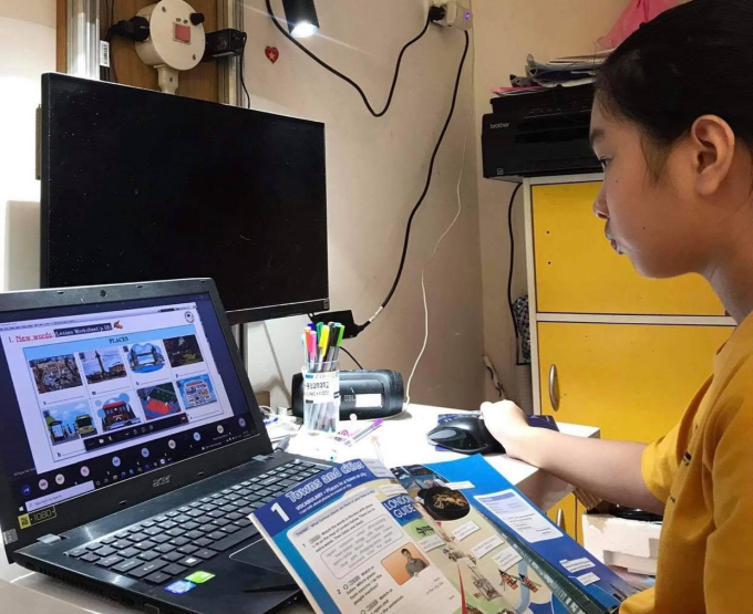 Học sinh lớp 6 Trường THCS Nguyễn Du (Q.1) học trực tuyến