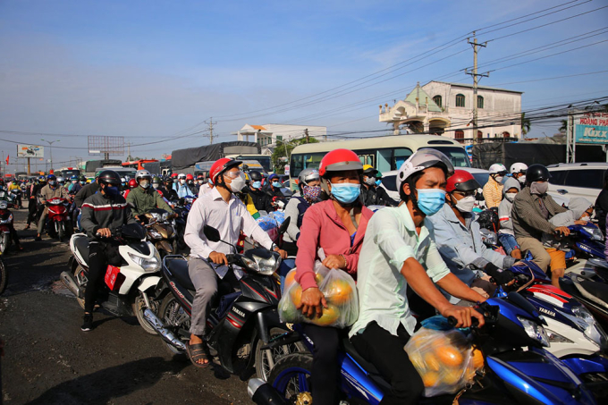 Quốc lộ nhiều nơi ở tỉnh Vĩnh Long và Tiền Giang bị kẹt cứng 