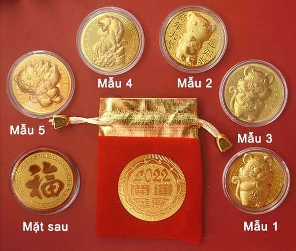 Đồng xu hình hổ vàng 24k tặng kèm túi gấm với 5 mẫu hổ khác nhau đang được bán với giá dao động từ 35.000 – 80.000 đồng/đồng xu.