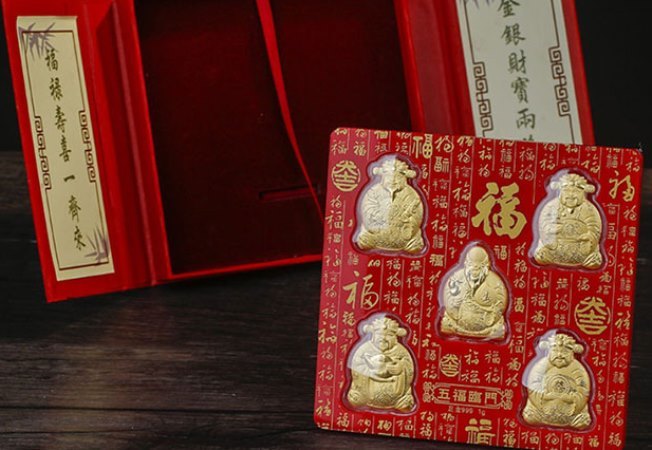 Sản phẩm bộ ngũ phúc – Phúc Lộc Thọ Tài Hỷ mạ vàng có giá bán dao động từ hơn 267.000 – 800.000 đồng.