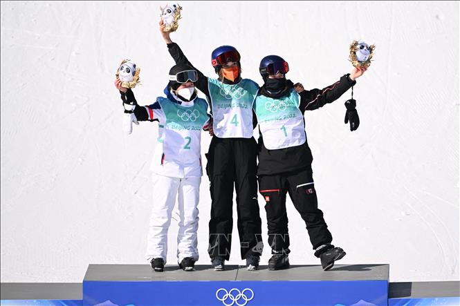 Nữ VĐV Gu Ailing Eileen (giữa) của Trung Quốc đoạt HCV nội dung trượt tuyết nhào lộn tự do trên không tại Olympic mùa Đông Bắc Kinh 2022, Trung Quốc, ngày 8/2/2022. Ảnh: AFP/TTXVN