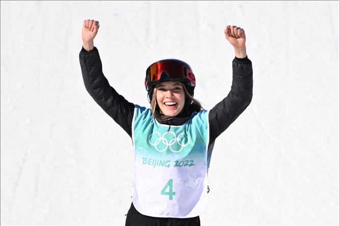 Nữ VĐV Gu Ailing Eileen của Trung Quốc đoạt HCV nội dung trượt tuyết nhào lộn tự do trên không tại Olympic mùa Đông Bắc Kinh 2022, Trung Quốc, ngày 8/2/2022. Ảnh: AFP/TTXVN