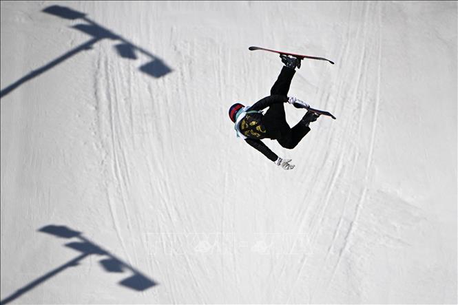 Nữ VĐV Gu Ailing Eileen của Trung Quốc tranh tài nội dung trượt tuyết nhào lộn tự do trên không tại Olympic mùa Đông Bắc Kinh 2022, Trung Quốc, ngày 8/2/2022. Ảnh: AFP/TTXVN