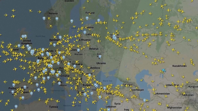 Website theo dõi chuyến bay của FlightRadar24 cho thấy các máy bay né không phận Ukraine hôm 24/2. Ảnh: Reuters